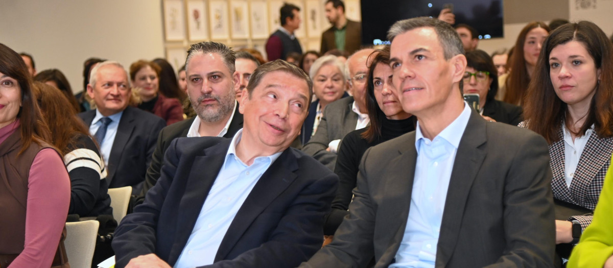 (I-D) Luis Planas, ministro de Agricultura, y Pedro Sánchez, presidente del Gobierno, en el acto celebrado en el iHub La Vega Innova, en San Fernando de Henares (Madrid)