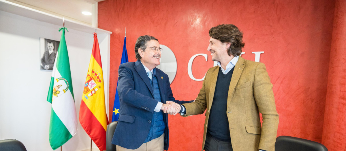 Firma del convenio de colaboración entre la CEU Fernando III y el Recreativo de Huelva