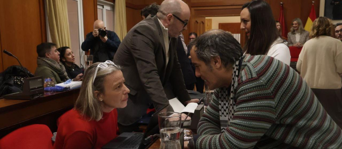 Miembros del gobierno local y de la oposición conversan en el salón de Plenos