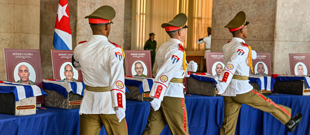 Soldados cubanos hacen el saludo militar frente a las urnas con los restos de los militares muertos en Caracas