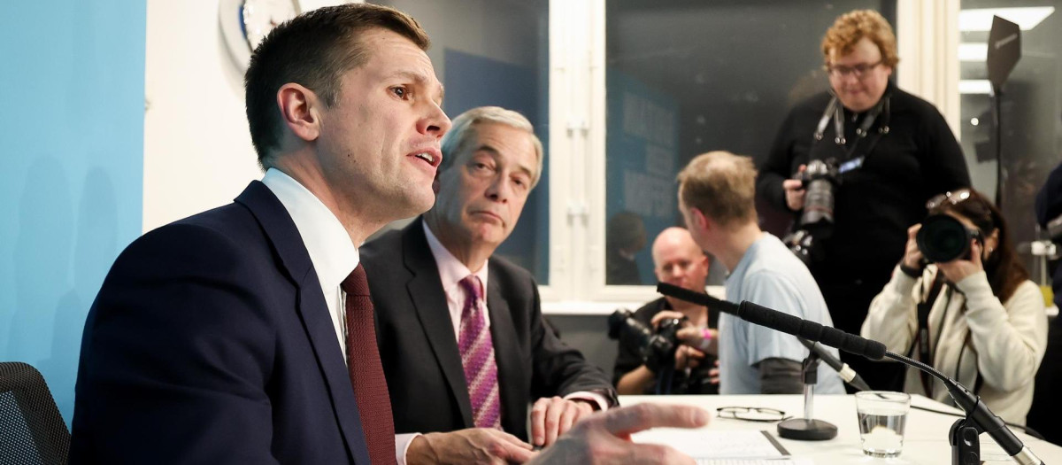 Robert Jenrick, junto a Nigel Farage en una rueda de prensa celebrada este mismo jueves