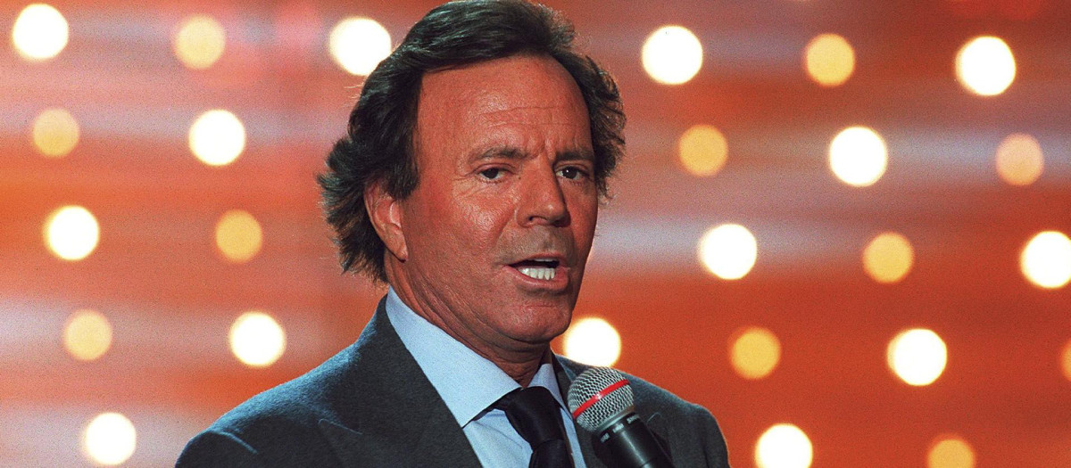 Julio Iglesias actúa durante la grabación del programa de televisión 'Vivement Dimanche'.