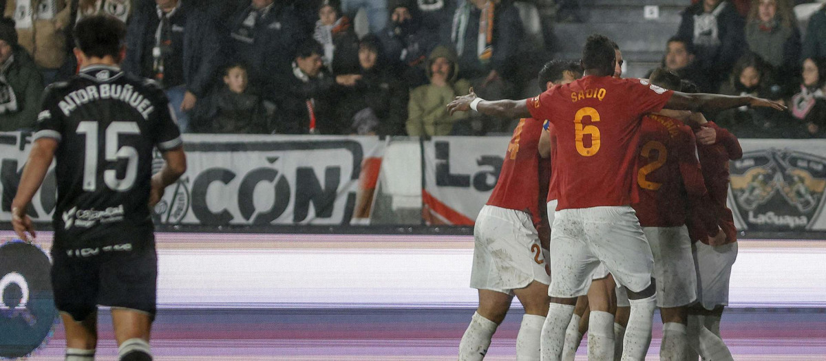 Los jugadores del Valencia celebran el primer gol del equipo durante el partido de octavos de final de Copa del Rey Burgos - Valencia