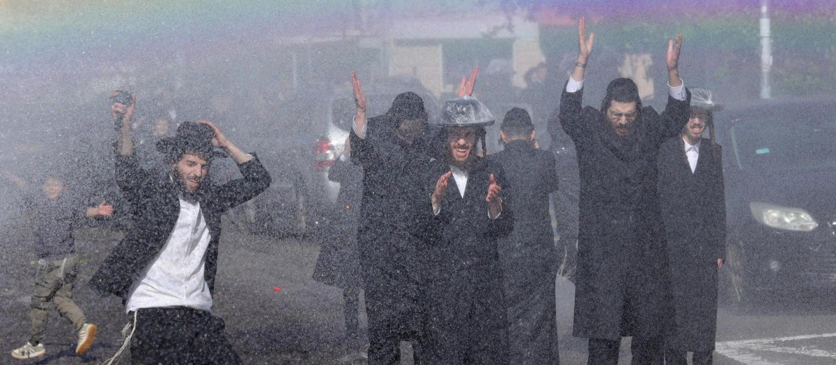 La Policía utiliza cañones de agua contra manifestantes judíos ultraortodoxos durante una protesta contra la ley de reclutamiento militar israelí en Jerusalén