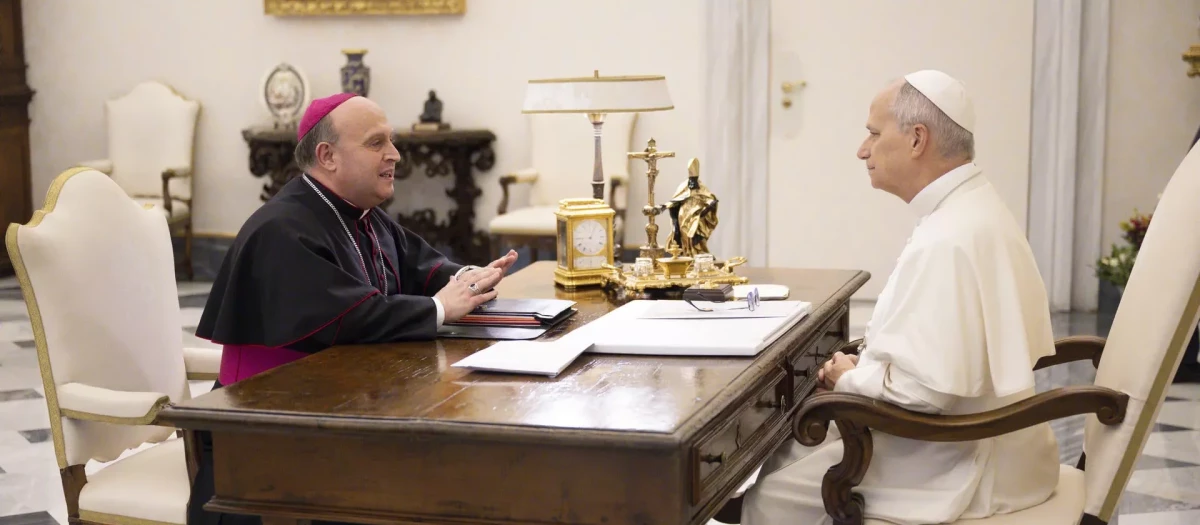 El Papa, durante la reunión con el arzobispo de Santiago