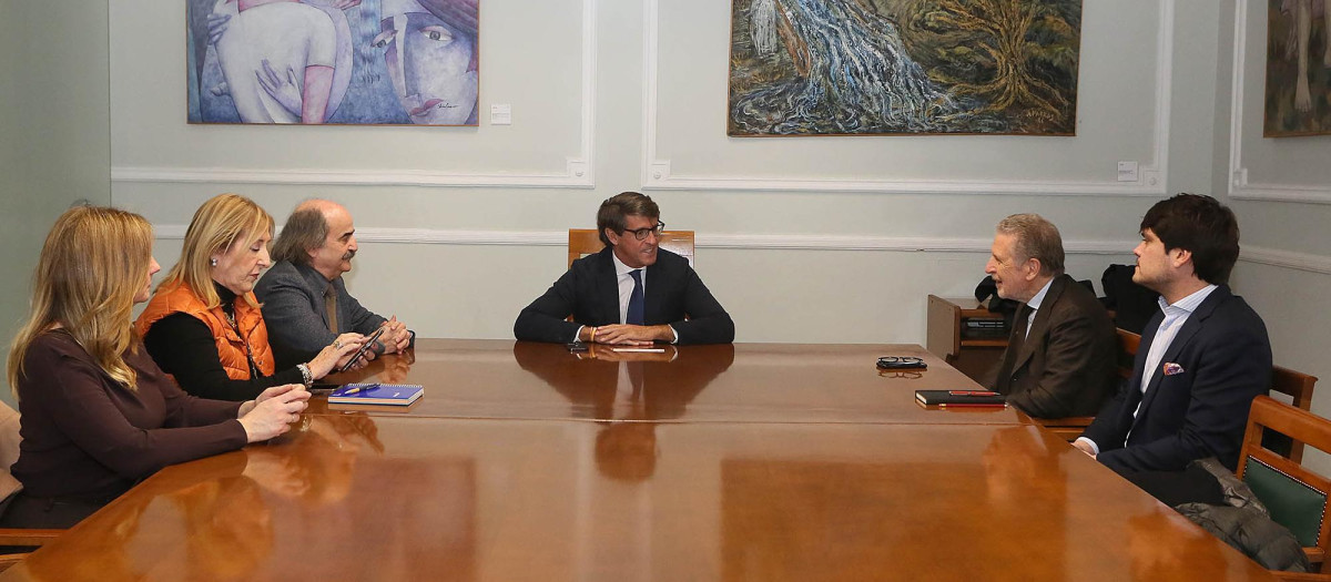 Imagen de la reunión con el director del Museo de Diseño de Milán