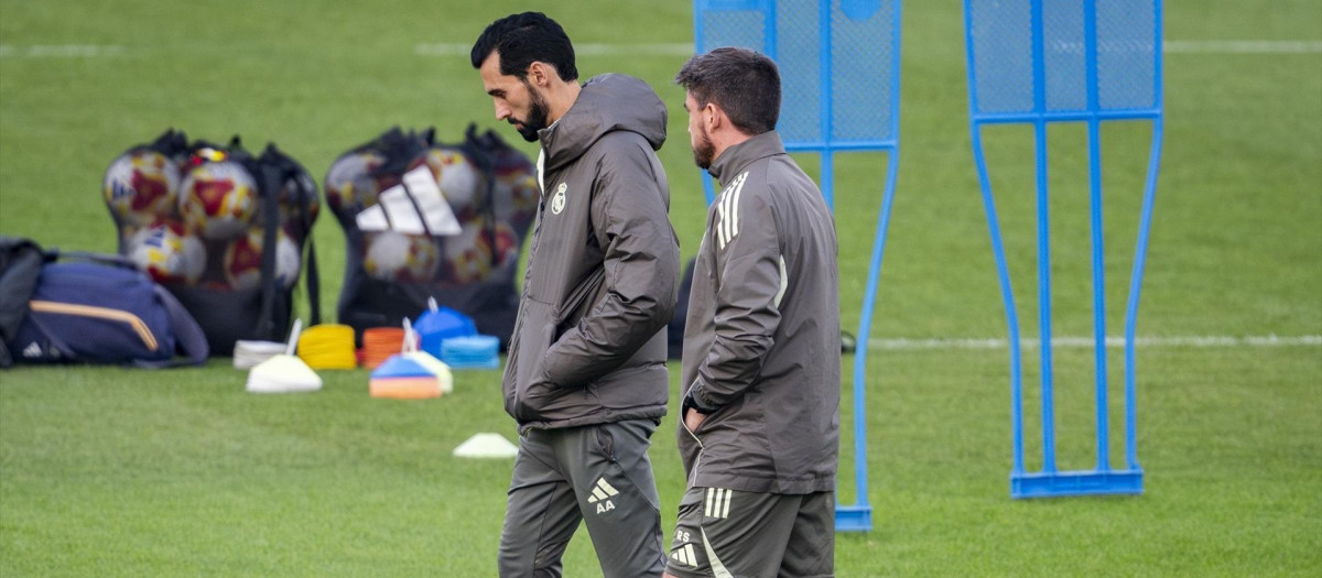 Álvaro Arbeloa, junto a un miembro de su staff