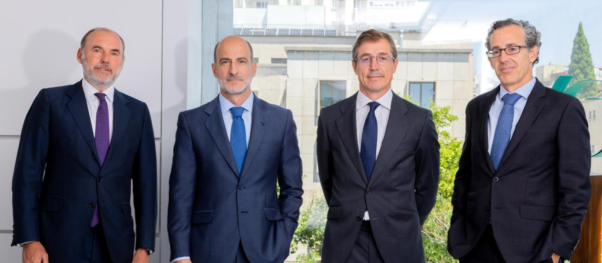 De izquierda a derecha, los fundadores de Azvalor: Beltrán Paragés, Sergio Fernández-Pacheco, Fernando Bernad y Álvaro de Guzmán.