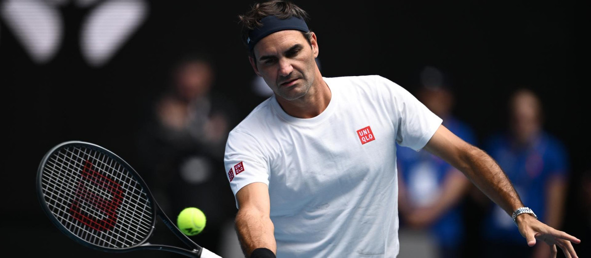 MELBOURNE (Australia), 16/01/2026.- Former Australian Open champion Roger Federer trains with Casper Ruud of Norway during a practice session ahead of the Australian Open at Melbourne Park in Melbourne, Australia, 16 January 2026. (Tenis, Noruega) EFE/EPA/JOEL CARRETT EDITORIAL USE ONLY AUSTRALIA AND NEW ZEALAND OUT