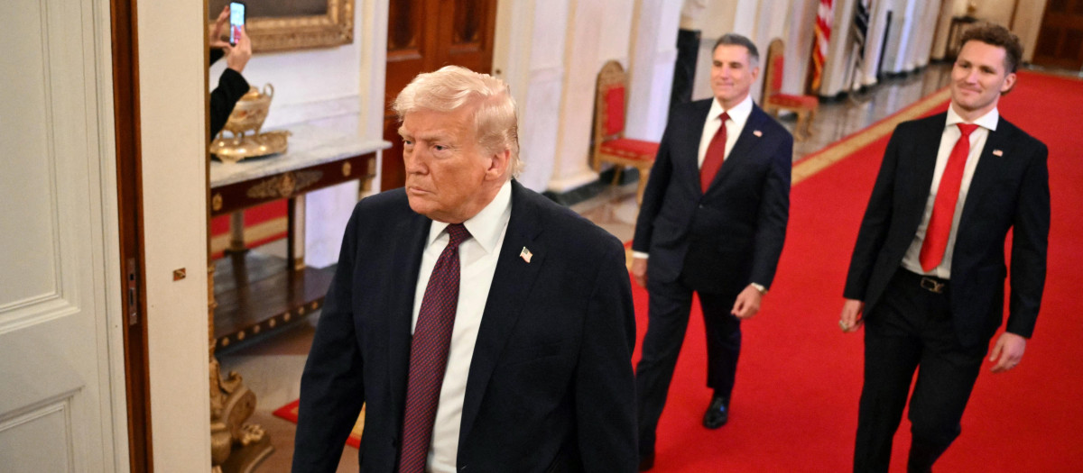 El presidente de Estados Unidos, Donald Trump, ingresa a la Sala Este para asistir a una ceremonia con los Florida Panthers de la Liga Nacional de Hockey, ganadores de la Copa Stanley