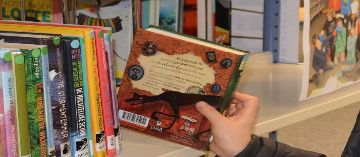 Libro infantil en una biblioteca pública