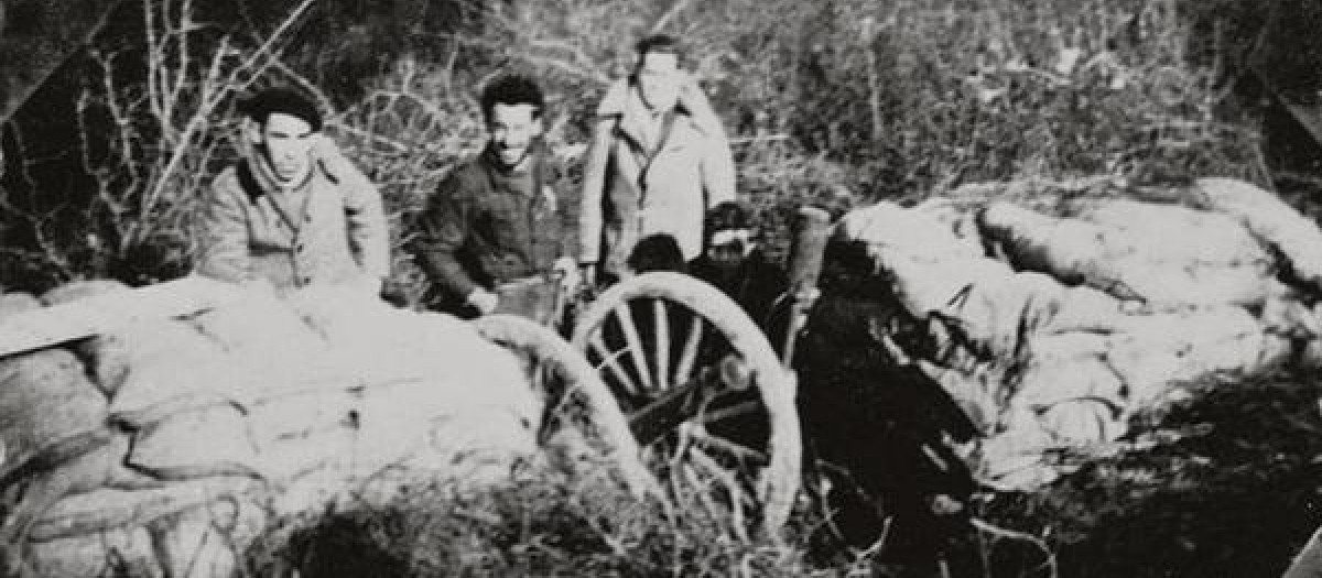 Soldados republicanos posando junto a un cañón de montaña de 75 mm modelo 1898 Meiji 31