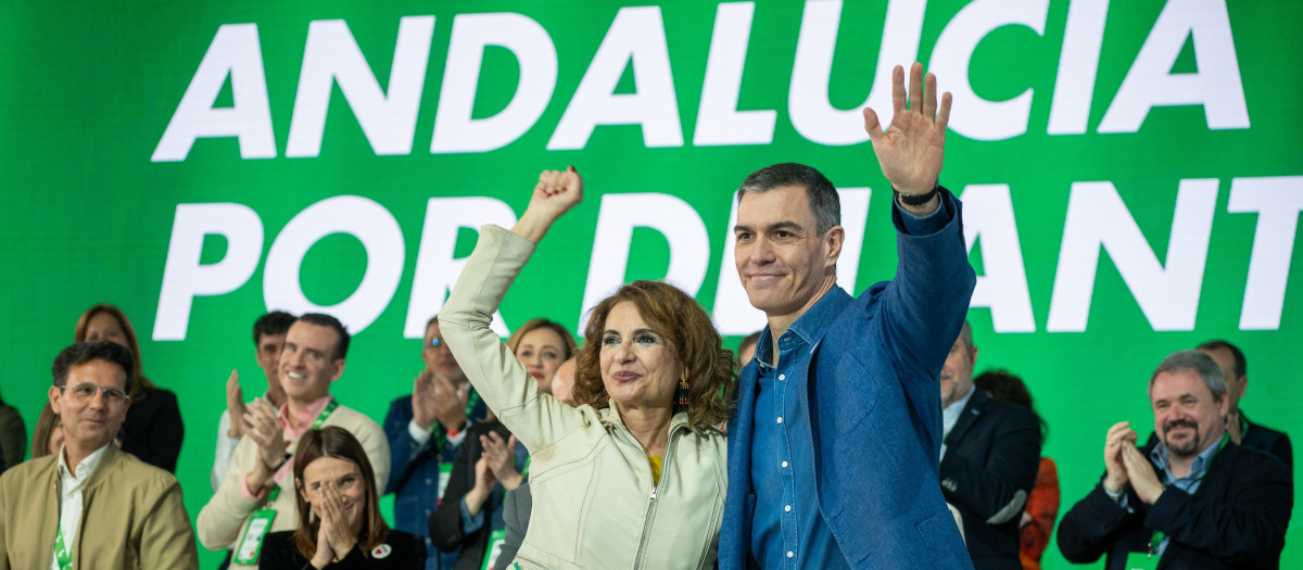 María Jesús Montero, junto a Pedro Sánchez, en el congreso del PSOE andaluz en Armilla (Granada)