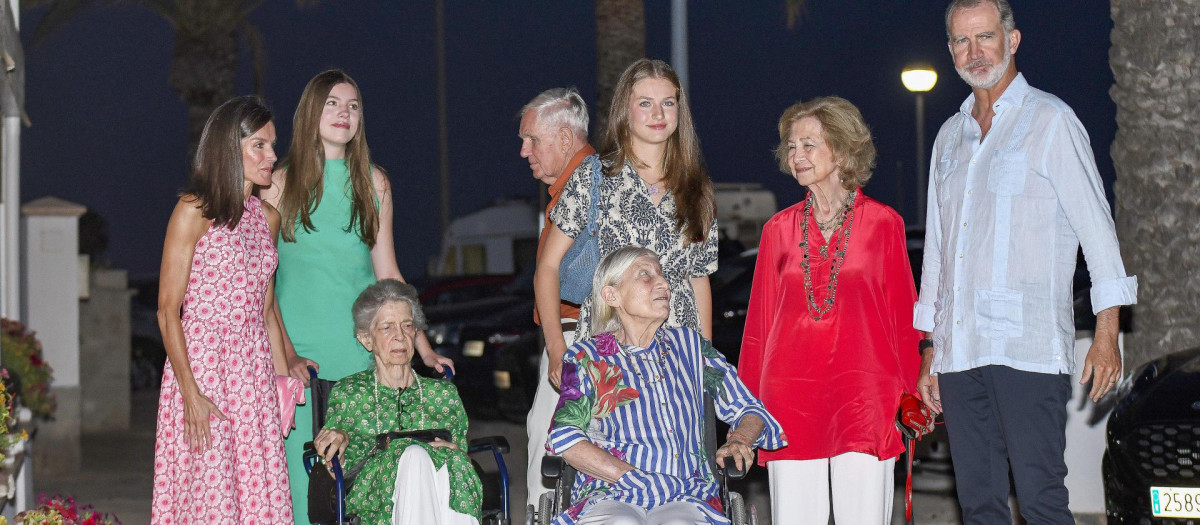 La familia real en Mallorca  con la Princesa Irene y la Princesa Tatiana