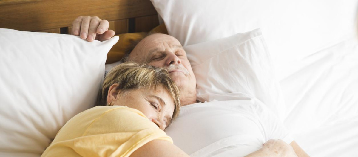 Una pareja de ancianos durmiendo