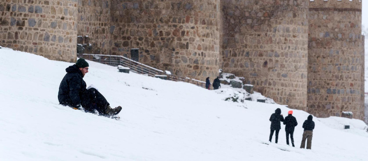 Varias personas, en la nieve, en Ávila, este sábado