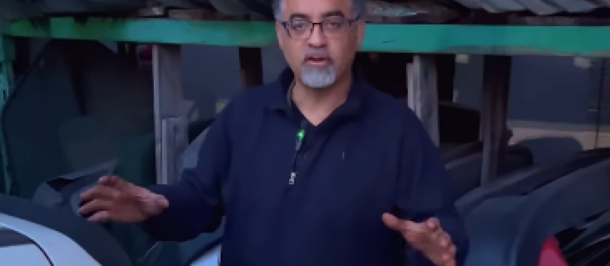 El trabajador junto al coche protagonista