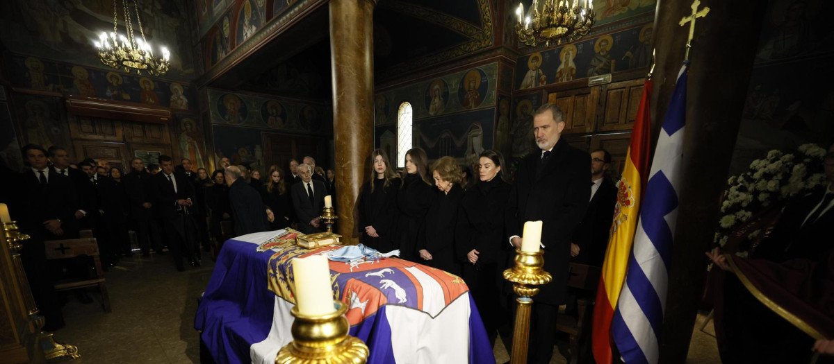 La Reina Sofía, junto a los Reyes, la Princesa de Asturias y la Infanta Sofía, ante el féretro de la Princesa Irene de Grecia