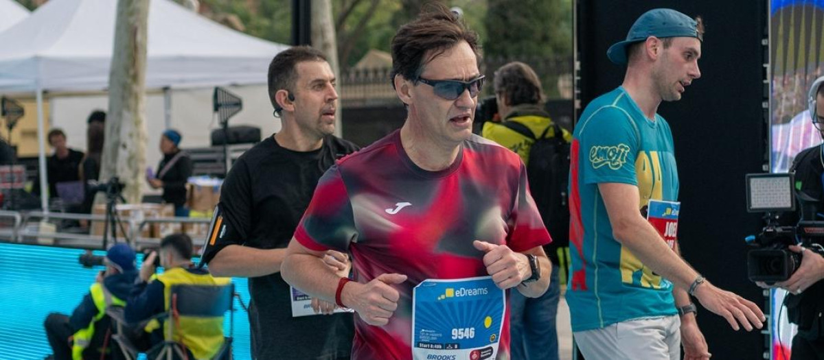 El presidente de la Generalitat, Salvador Illa, corriendo