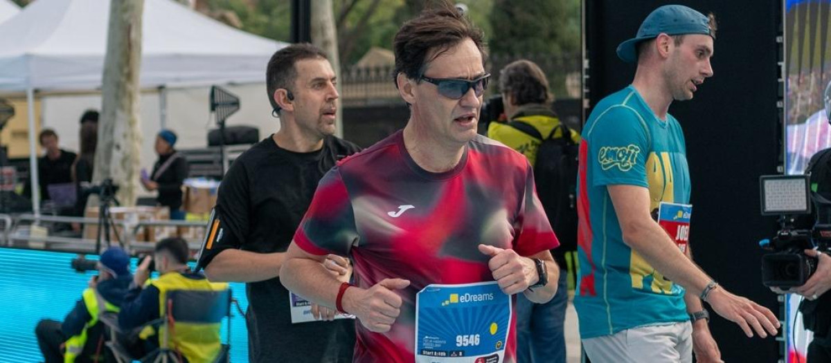 El presidente de la Generalitat, Salvador Illa, corriendo