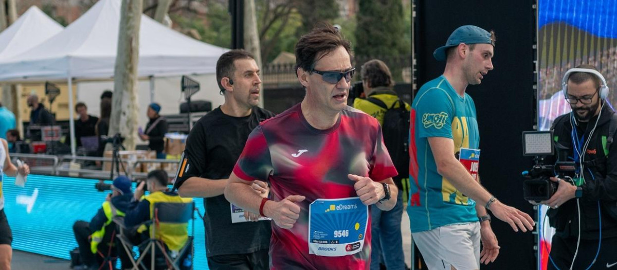 El presidente de la Generalitat, Salvador Illa, corriendo
