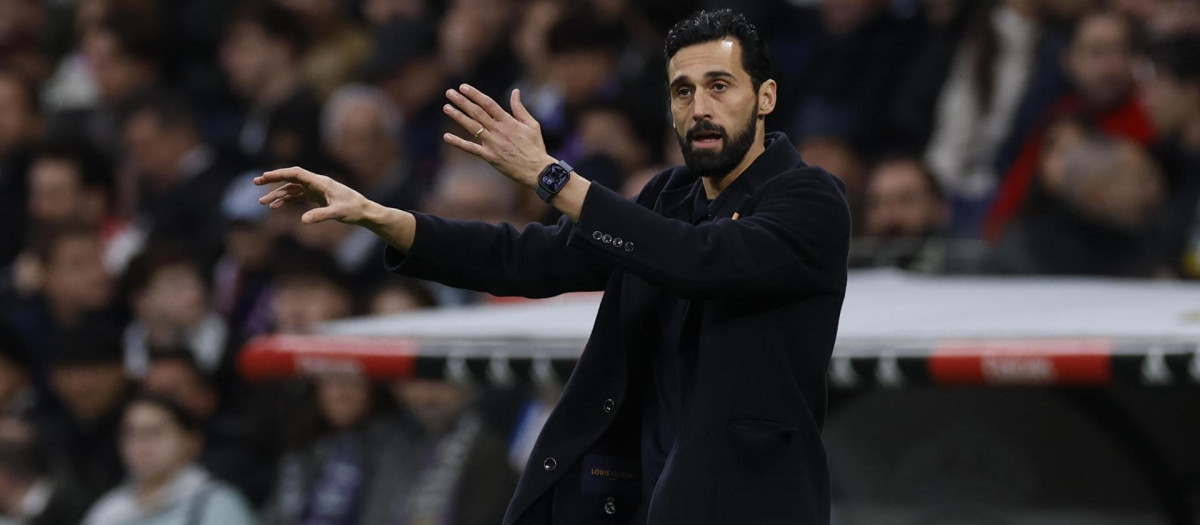 El entrenador del Real Madrid, Álvaro Arbeloa durante el partido ante el Levante