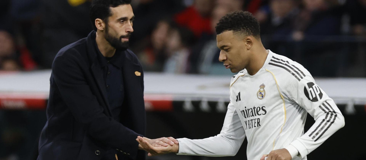Kylian Mbappé, junto a su nuevo entrenador, Álvaro Arbeloa