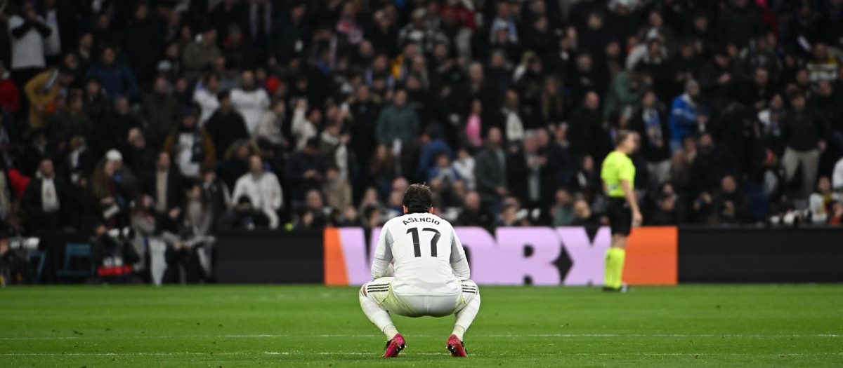 El defensa del Real Madrid Raúl Asencio durante el partido contra el Levante en el Santiago Bernabéu