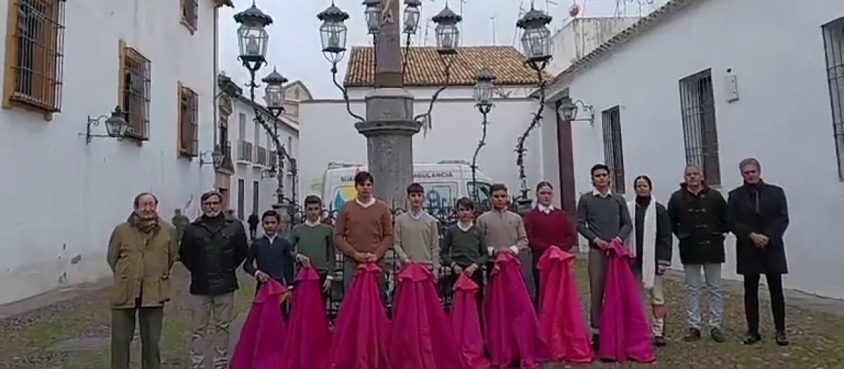 Ofrenda floral de la Escuela Taurina de Córdoba al Cristo de los Faroles