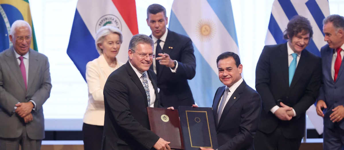 El Comisario de Comercio y Seguridad Económica; Relaciones Interinstitucionales y Transparencia de la Comisión Europea, Maroš Šefčovič (i) y el ministro de Relaciones Exteriores de Paraguay, Rubén Ramírez (d), posan con los documentos del acuerdo de libre comercio firmados