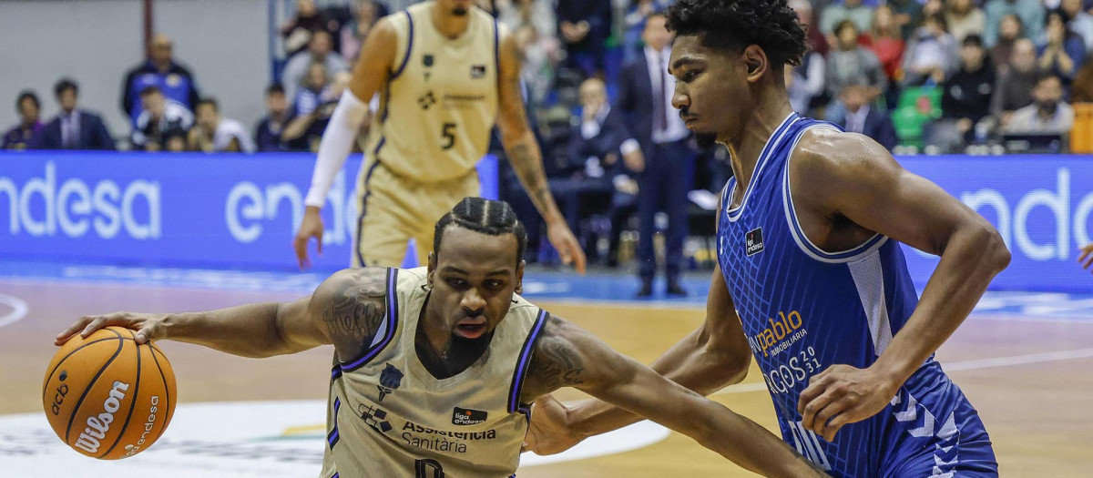 El jugador del Barça Kevin Punter (i) con el balón ante Jermaine Samuels, del San Pablo Burgos
