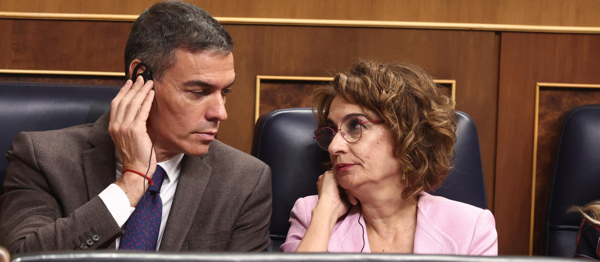El presidente del Gobierno, Pedro Sánchez, y la vicepresidenta primera y ministra de Hacienda, María Jesús Montero