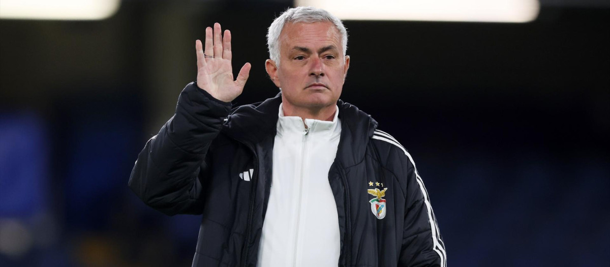 José Mourinho, durante un entrenamiento con el Benfica