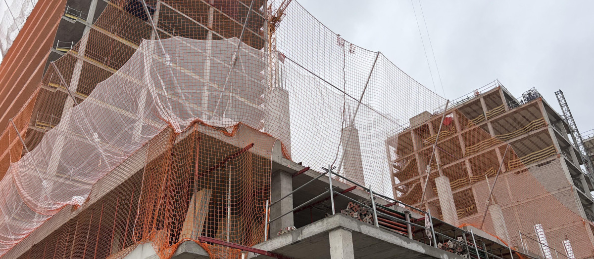 Bloque de viviendas en construcción