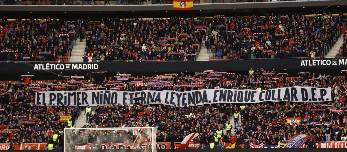 Vista de la grada del Atlético de Madrid durante el minuto de silencio por el exjugador Enrique Collar