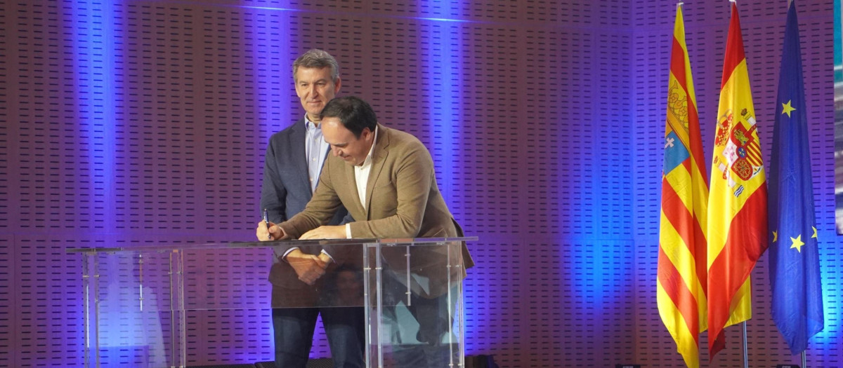 Imagen de Juanfran Pérez Llorca firmando la 'Declaración de Zaragoza' ante Alberto Núñez Feijóo.