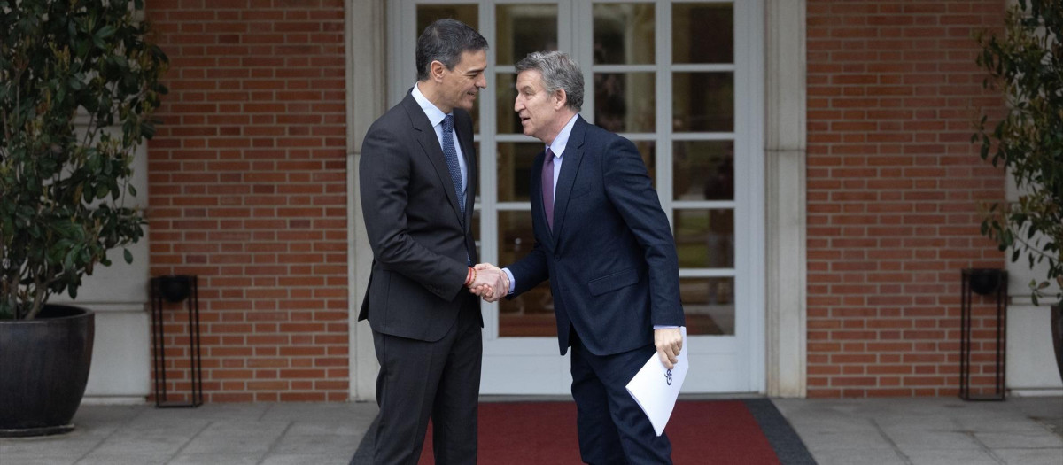 Pedro Sánchez y Alberto Núnez Feijóo, en su última reunión en Moncloa en marzo de 2025