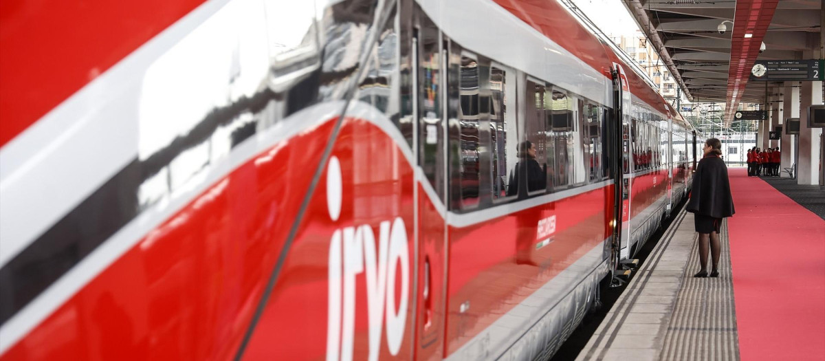 Una persona frente al tren Iryo.