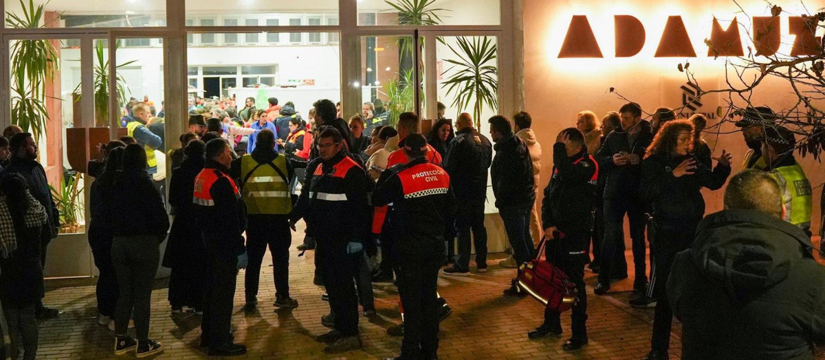 Coordinación de los equipos emergencias en el Polideportivo de Adamuz para socorrer a los heridos y fallecidos en el descarrilamiento de dos trenes de alta velocidad en su término municipal