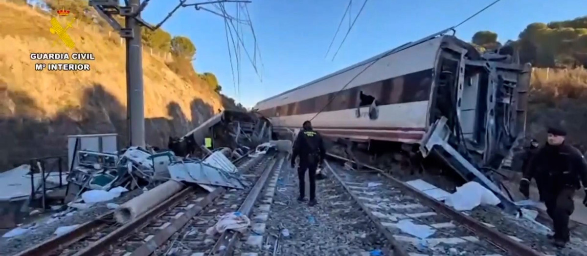 La imagen de la Guardia Civil recogiendo muestras para identificar a las víctimas del accidente de tren en Adamuz
