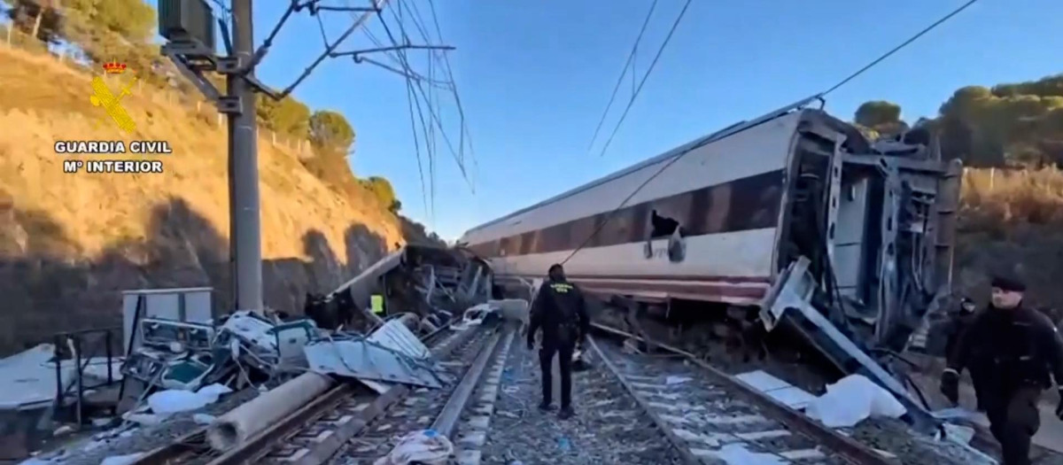 La imagen de la Guardia Civil recogiendo muestras para identificar a las víctimas del accidente de tren en Adamuz