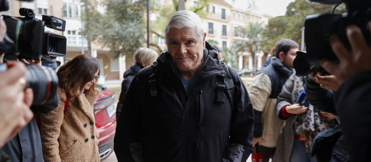 Imagen de José Miguel Basset entrando al Juzgado de Catarroja para declarar en la macrocausa de la dana de Valencia.