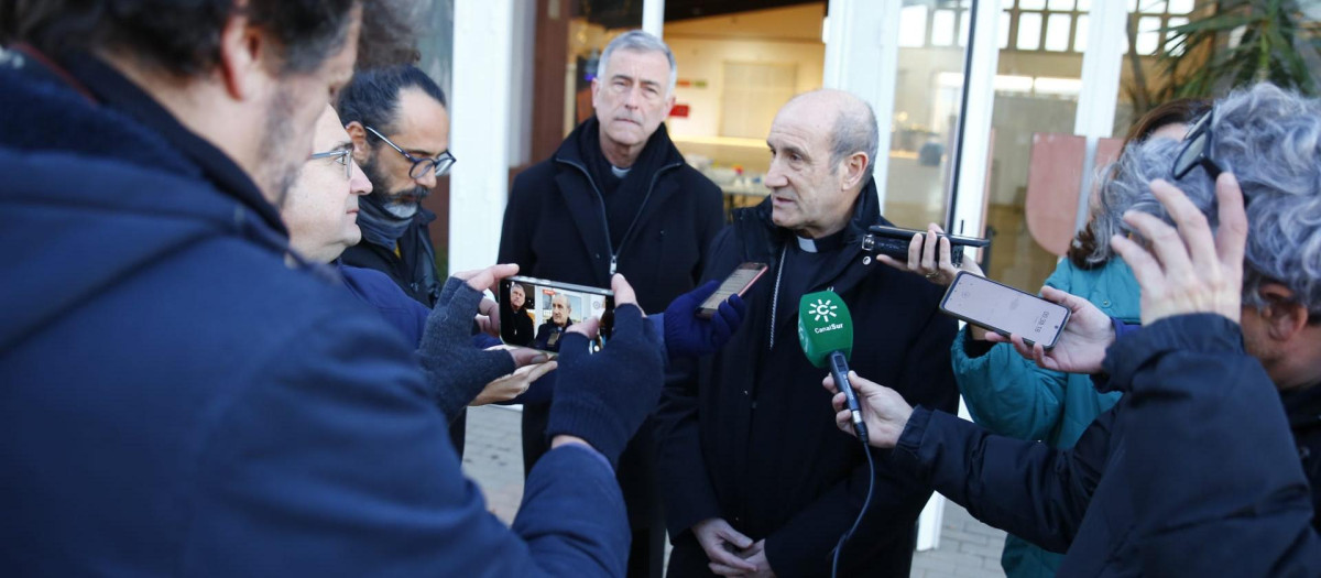 El obispo de Córdoba atiende a los medios en Adamuz (Córdoba)