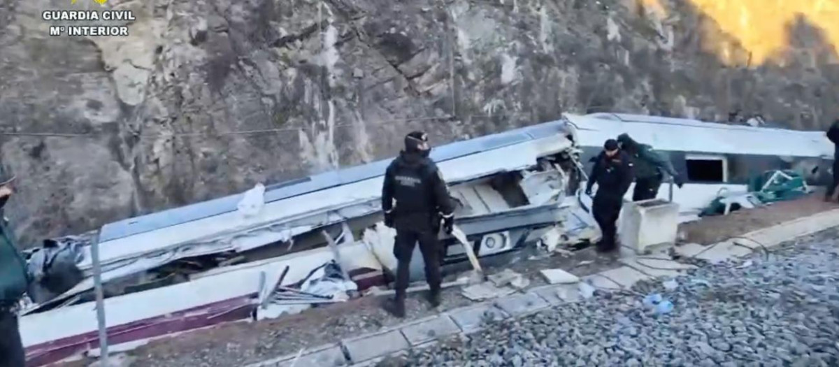 Estado en que han quedado los vagones tras el accidente ferroviario de Adamuz