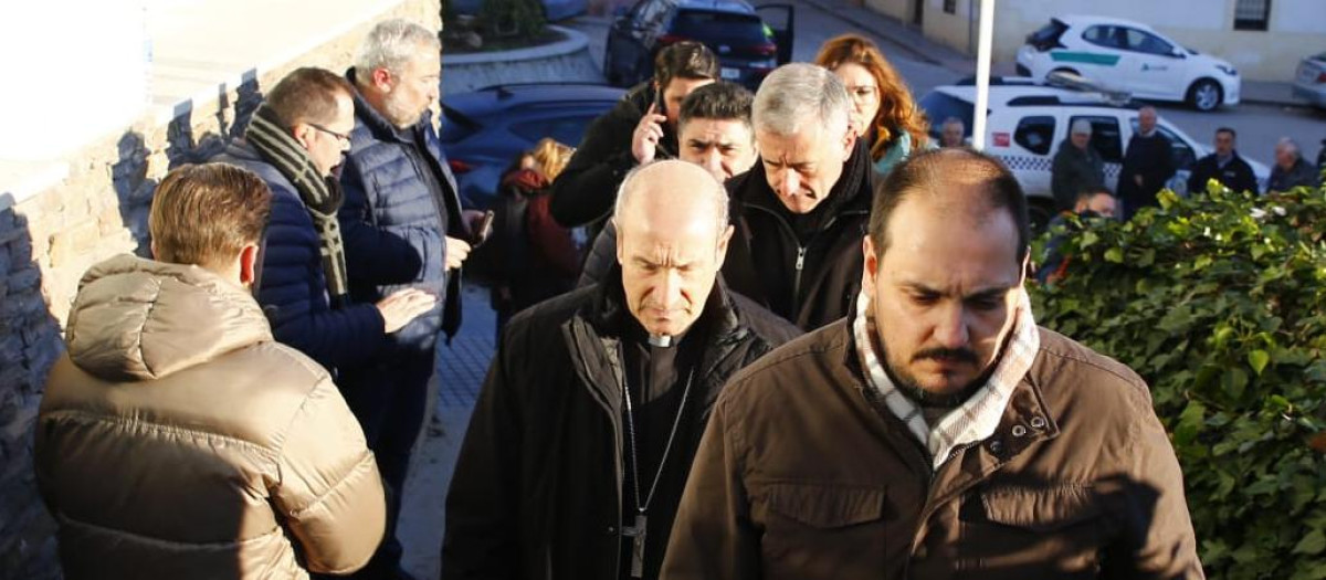 Monseñor Jesús Fernández, obispo de Córdoba, a su llegada a Adamuz