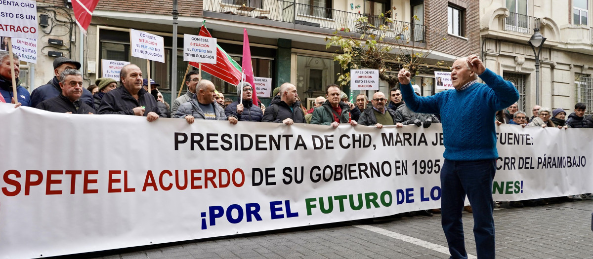 Los regantes del Páramo Bajo de León se movilizan ante la CHD para exigir que cumpla los compromisos firmados