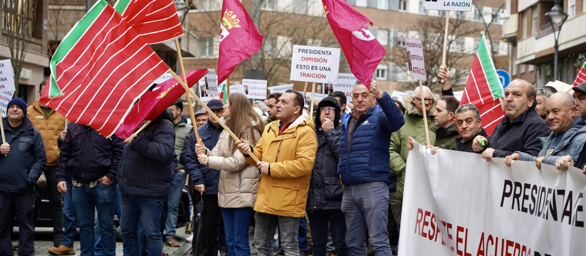 Los regantes del Páramo Bajo de León se movilizan ante la CHD para exigir que cumpla los compromisos firmados