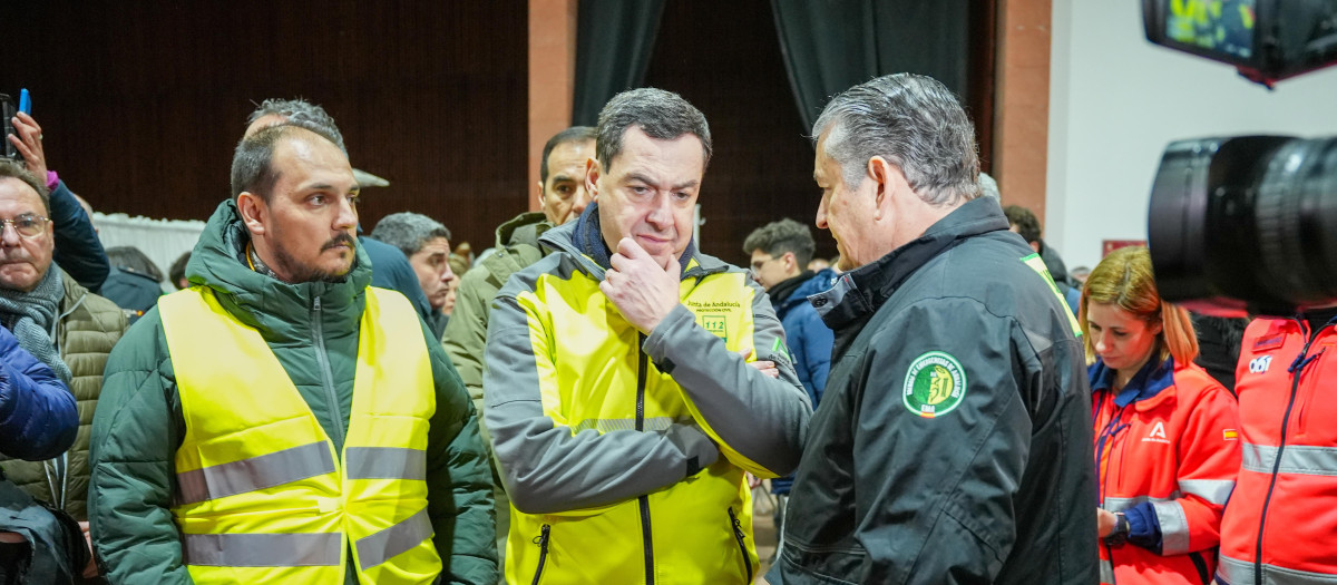 El presidente de la Junta, Juanma Moreno, conversa con el consejero de Sanidad y Emergencias, Antonio Sanz, tras el accidente en Adamuz