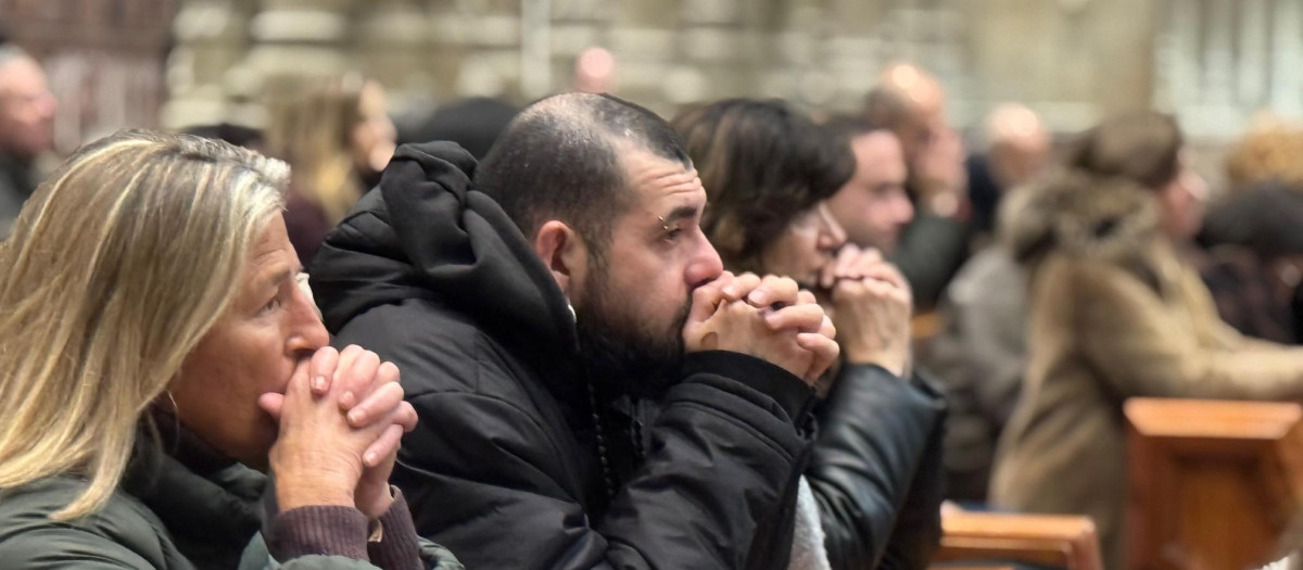 Algunos de los numerosos fieles que acudieron al templo más grande de Vitoria