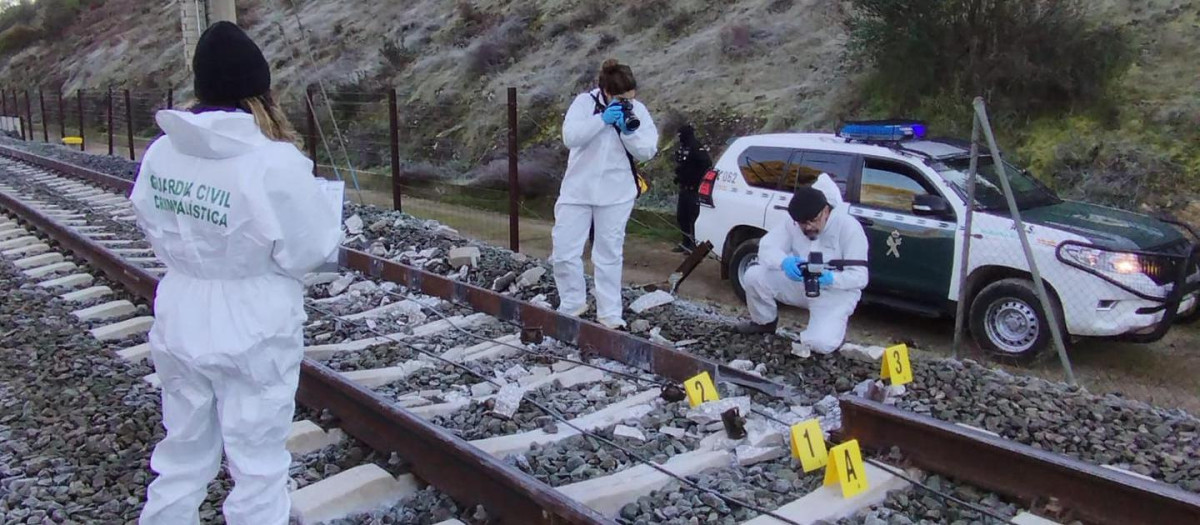 ADAMUZ (CÓRDOBA), 19/01/2026.-Vista aérea del accidente de trenes cerca de Adamuz (Córdoba) este lunes. Un total de 39 personas han fallecido en el accidente de trenes de Ademuz (Córdoba), cuando un tren de la compañía Iryo que había salido de Málaga con destino a Puerta de Atocha (Madrid) con 317 personas a bordo descarriló sus tres últimos vagones e invadió la vía contigua por la que en ese momento circulaba otro convoy de Renfe con destino a Huelva, que también descarriló.-EFE/ Guardia Civil ***SOLO USO EDITORIAL/SOLO DISPONIBLE PARA ILUSTRAR LA NOTICIA QUE ACOMPAÑA (CRÉDITO OBLIGATORIO)***